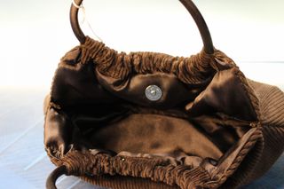 Bolso de mano pana marrón chocolate.