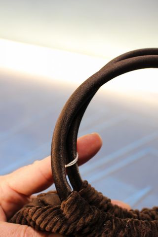 Bolso de mano pana marrón chocolate.