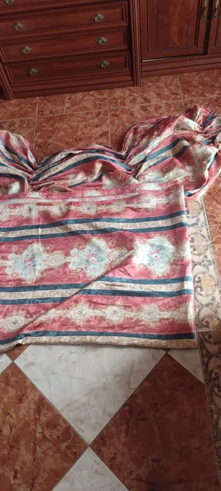 Juego cortinas, colcha y cojines rojo blanco flor