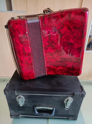 Acordeón Estrella 32 Bajos 30 Teclas Rojo