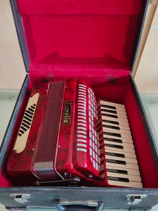 Acordeón Estrella 32 Bajos 30 Teclas Rojo