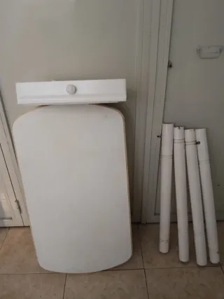 Mesa de cocina y 4 sillas blancas