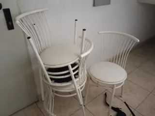 Mesa de cocina y 4 sillas blancas