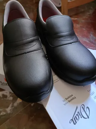 Zapatos de trabajo Dian negros.