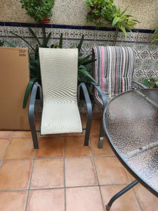 Mesa y 3 sillas de jardín
