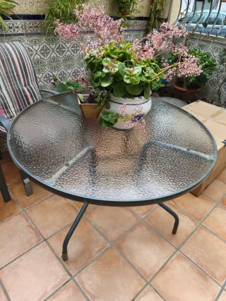 Mesa y 3 sillas de jardín