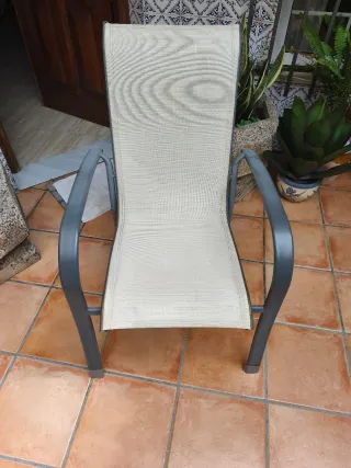 Mesa y 3 sillas de jardín