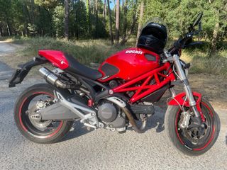 Ducati Monster 696 Roja