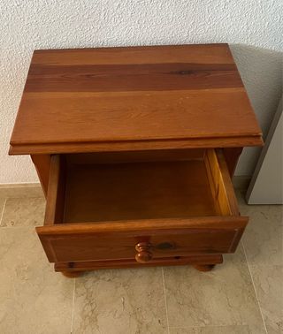 2 Mesitas de noche de madera