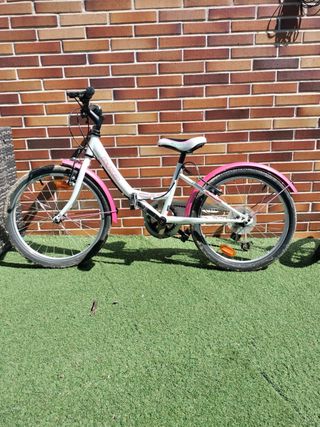 Bicicleta infantil blanca y rosa