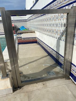 Valla de piscina de vidrio y metal