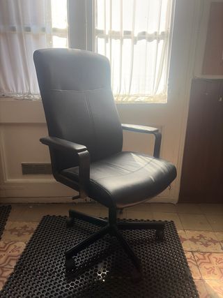 Silla de oficina negra con ruedas