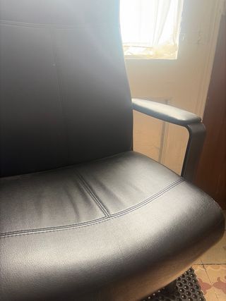 Silla de oficina negra con ruedas
