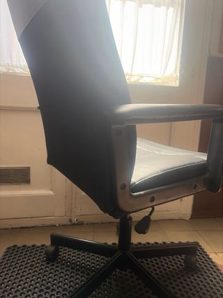 Silla de oficina negra con ruedas