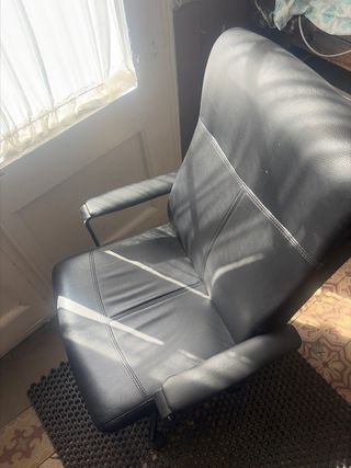 Silla de oficina negra con ruedas