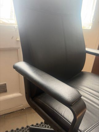 Silla de oficina negra con ruedas