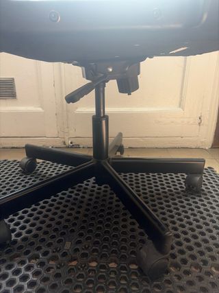 Silla de oficina negra con ruedas