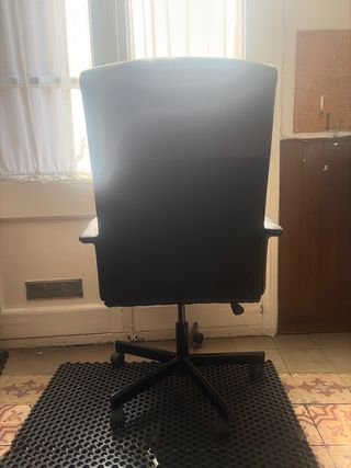 Silla de oficina negra con ruedas