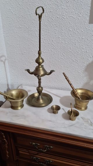 Lámpara y morteros de bronce