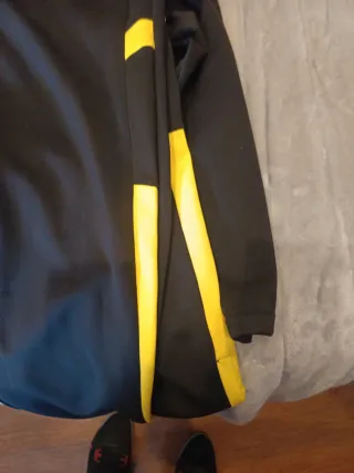 Chandal Fila negra y amarilla Talla XL