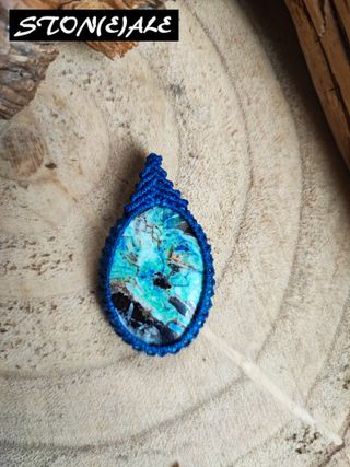 Collana con ciondolo in macrame con azzurrite
