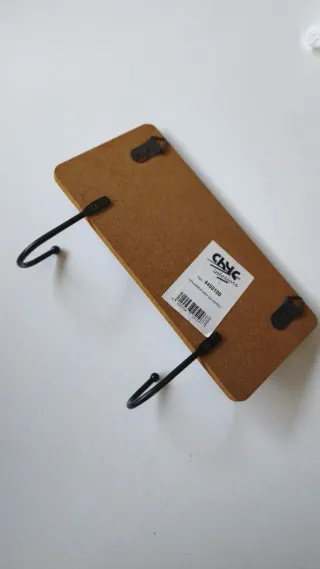 Appendiabiti da parete con design a piastrelle