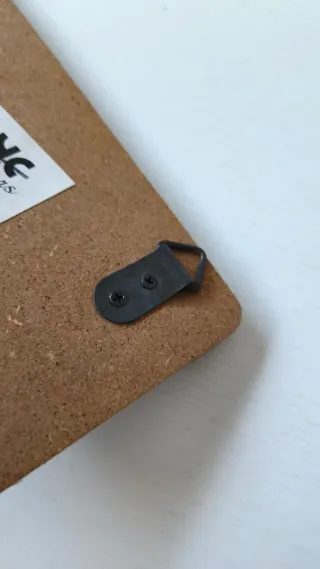 Appendiabiti da parete con design a piastrelle