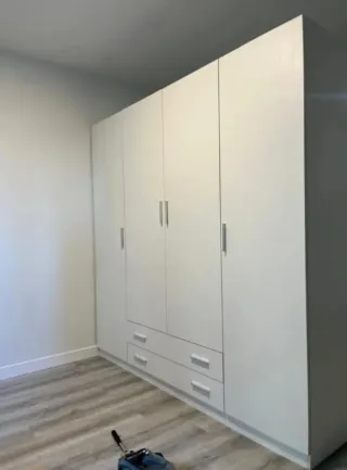 Armario blanco 4 puertas y 2 cajones