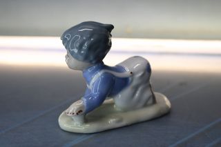 Porcelana Casades: Figura de bebé con magdalena. Vintage.