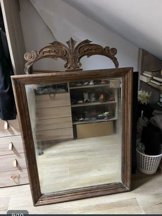 Cama de madera con mesitas y espejo