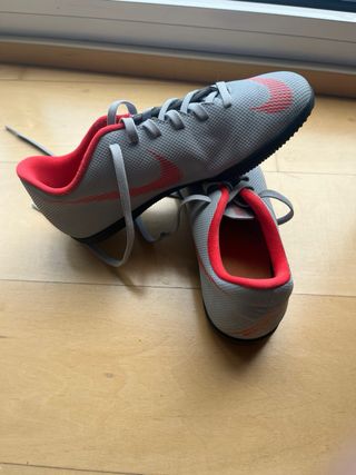 Botines Nike Mercurial Grises y naranja.