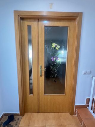 Puerta doble de madera con cristal