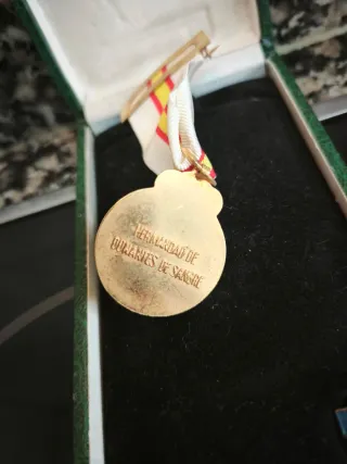 Medalla y pin donante de sangre