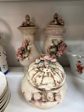 Jarrón de cerámica con flores rosas