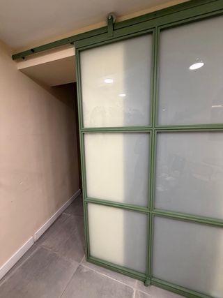 Puerta corredera de cristal verde