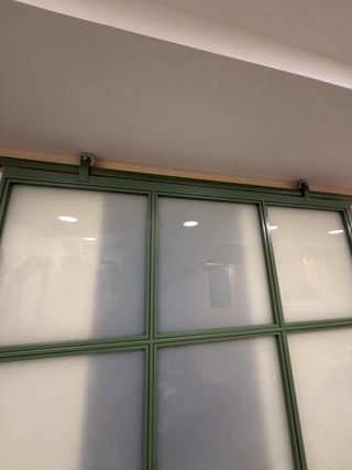 Puerta corredera de cristal verde