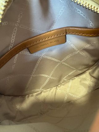 Bolso Michael Kors redondo beige y marrón