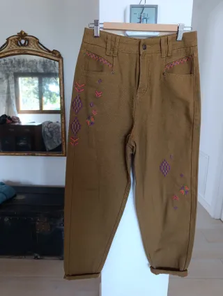 Pantalón vaquero marrón bordado