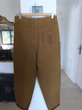 Pantalón vaquero marrón bordado