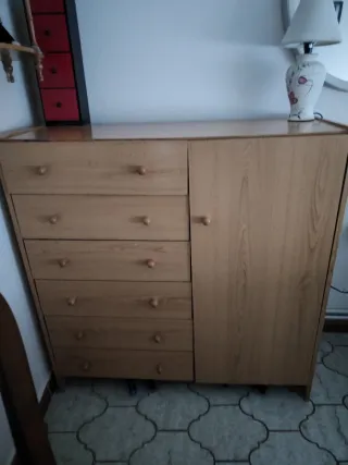 Armario de madera con cajones y puerta
