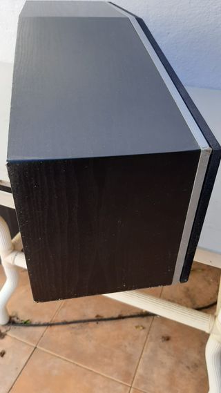 Columna de altavoces negra