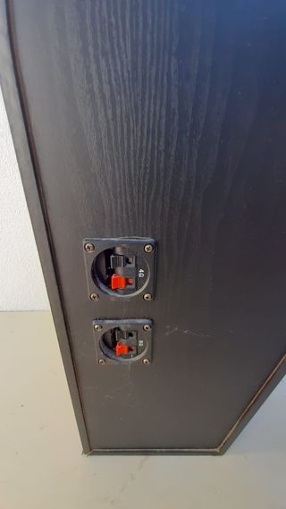 Columna de altavoces negra