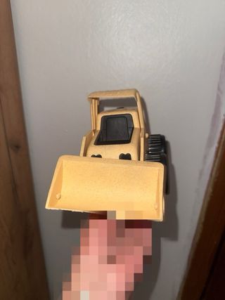 Tractor de juguete amarillo y negro