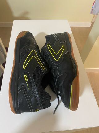 Zapatillas deportivas negras con detalles amarillo