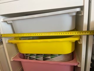 Mueble Almacenaje con 4 estantes de plástico Ikea.