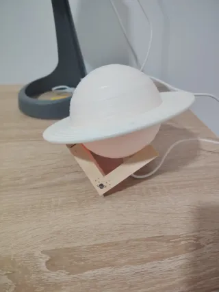 Lámpara Naranja y Blanca Estilo Saturno