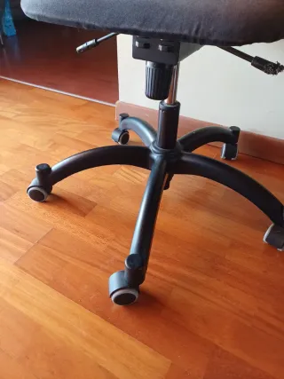 Silla de oficina ergonómica negra