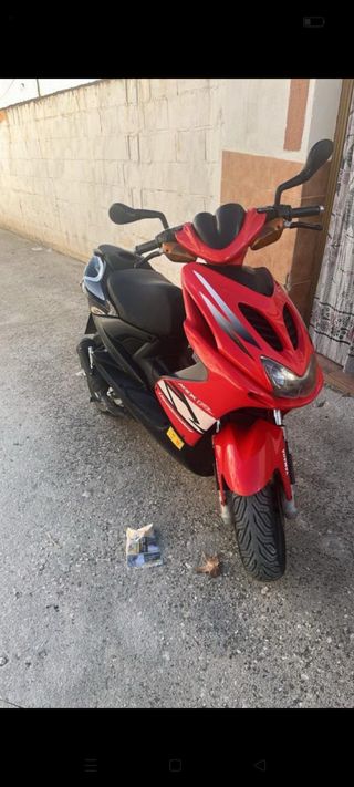 Yamaha Aerox Roja y Negra