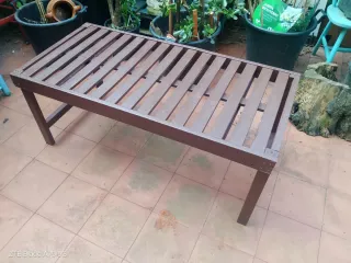 Mesa de madera artesanal marrón