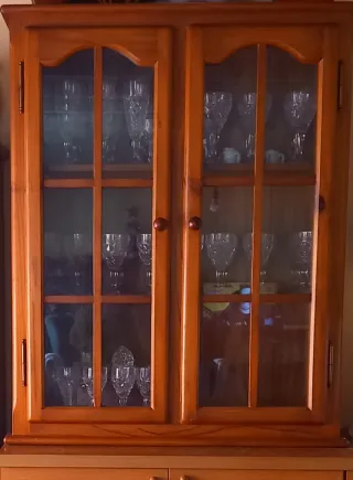 Armario de madera con puertas de cristal